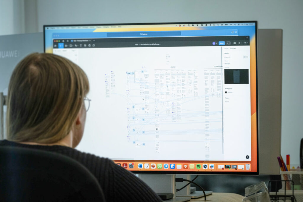 Foto von Naomi beim Erstellen des Prototypen in Figma